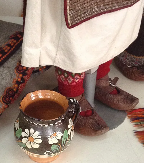 Women's hand-knitted socks and leather shoes postoly