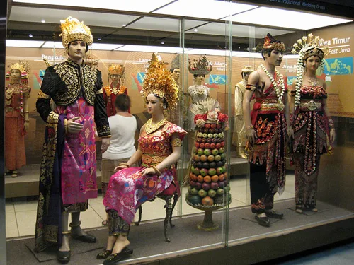 Traditional costume of Indonesia. 300 ethnic groups with their own clothing traditions