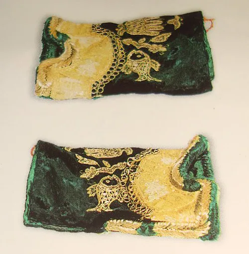 Tunisian embroidered oversleeves ydein