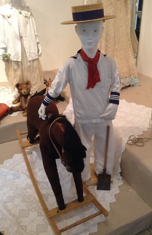 6-7-year-old boy’s costume for everyday usage the US 1900