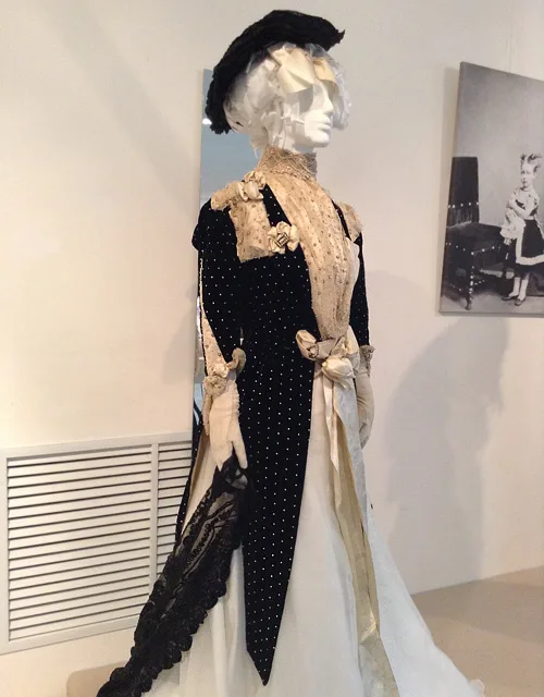 Female dress for special occasions the US 1890-1990