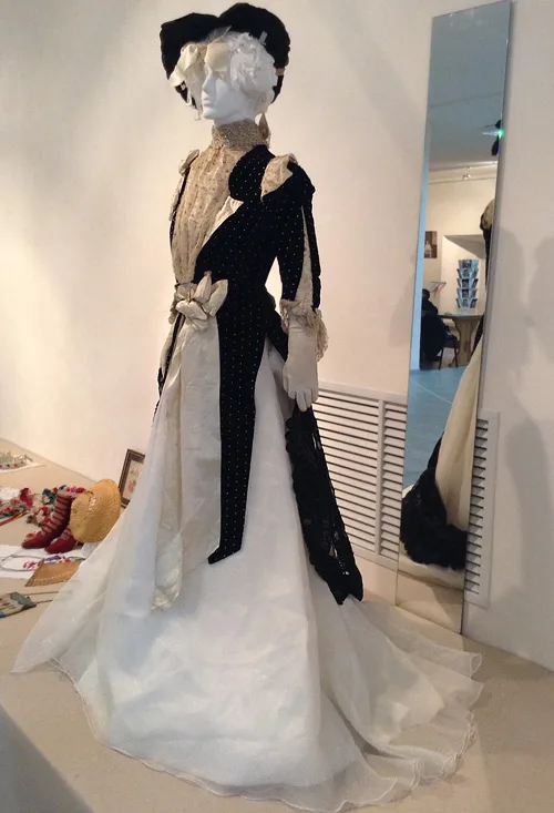 Female dress for special occasions the US 1890-1990