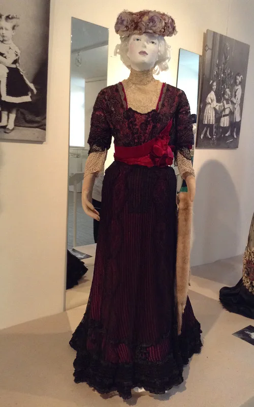 Casino dress France 1900-1905