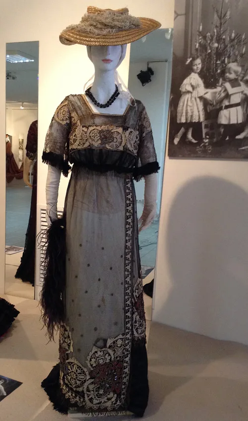 Women’s delicate horse riding dress 1911