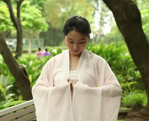 How to wear traditional Chinese garment Qixiong Ruqun