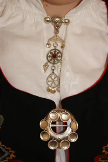 Wearing bunad7
