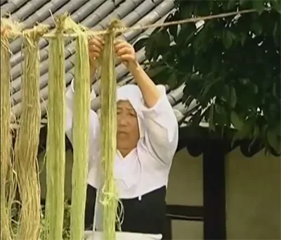 Korean traditional Ramie Cloth weaving. One of the most complicated and hard-working crafts in Korea (+ video)