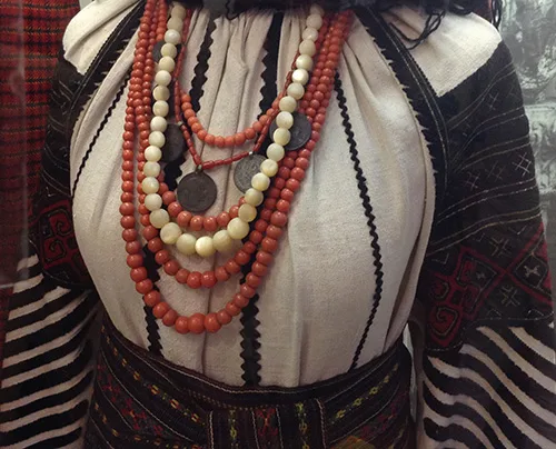 Ukrainian traditional sets of jewelry – vintage necklaces (photos)