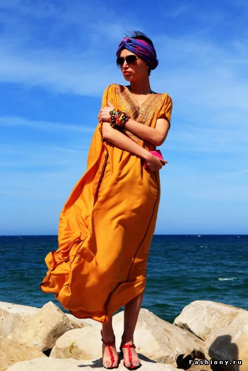 Modern female folk clothing of Tunisia