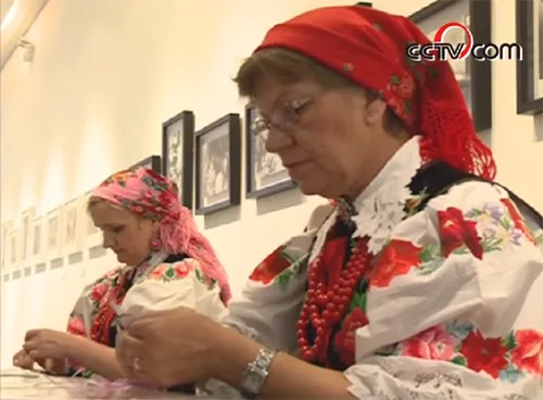 Folk embroidery and paper-cutting in Poland. Comparison of Polish and Chinese handicrafts