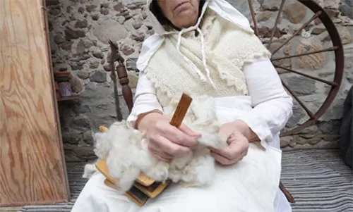Ancient craft of carding wool. How did they make threads from sheep wool?