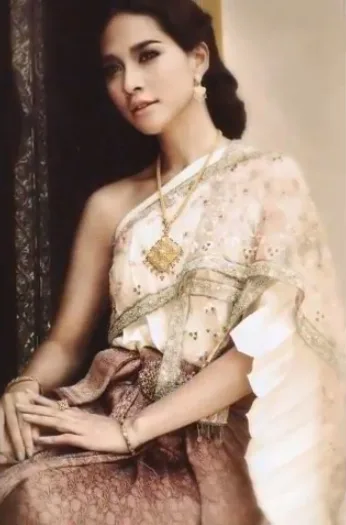 Chut Thai Chakkraphat Dress