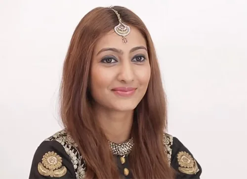 Old and new ways of wearing Indian traditional hair jewelry Maang Tikka