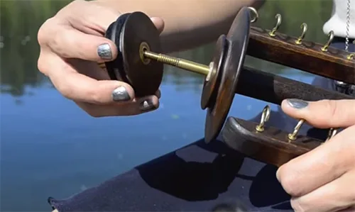 Spinning yarn on a wheel. Nice tutorial for various methods of spinning