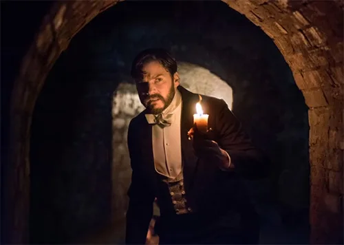 Stage costumes in TV crime series The Alienist