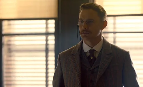 Stage costumes in TV crime series The Alienist