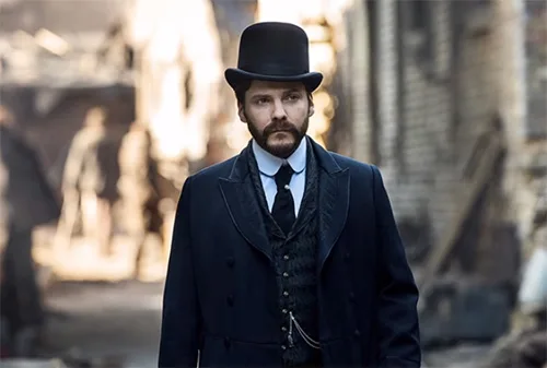Stage costumes in TV crime series The Alienist