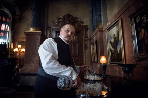 Stage costumes in TV crime series The Alienist