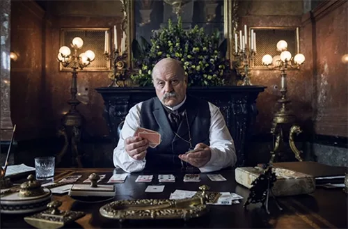 Stage costumes in TV crime series The Alienist