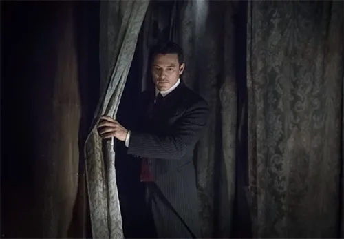 Stage costumes in TV crime series The Alienist