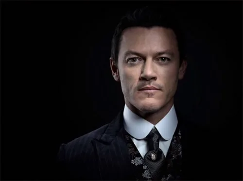 Stage costumes in TV crime series The Alienist
