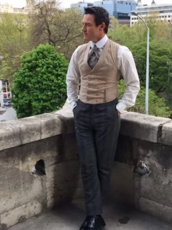 Stage costumes in TV crime series The Alienist