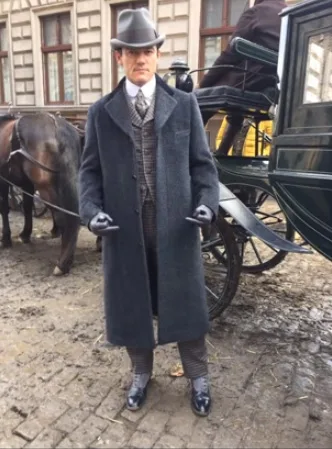 Stage costumes in TV crime series The Alienist