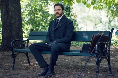 Stage costumes in TV crime series The Alienist