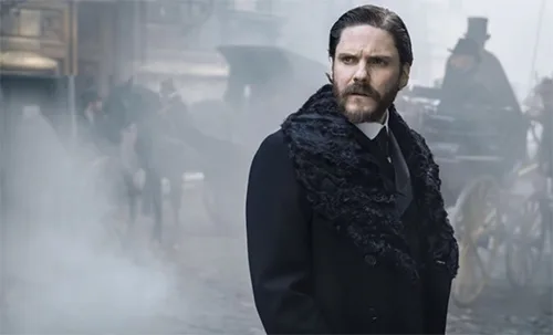 Stage costumes in TV crime series The Alienist
