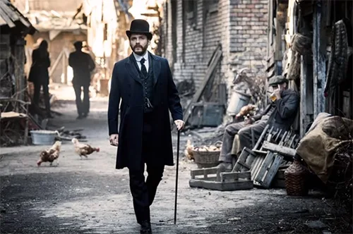 Stage costumes in TV crime series The Alienist