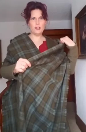 How to wear Scottish arisaid