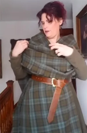 How to wear Scottish arisaid