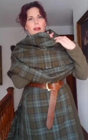 How to wear Scottish arisaid