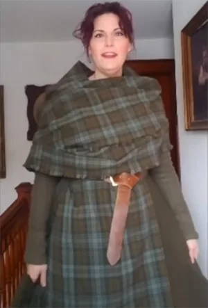 Folk dress tutorial. How to wear Scottish arisaid – female wrap-around plaid