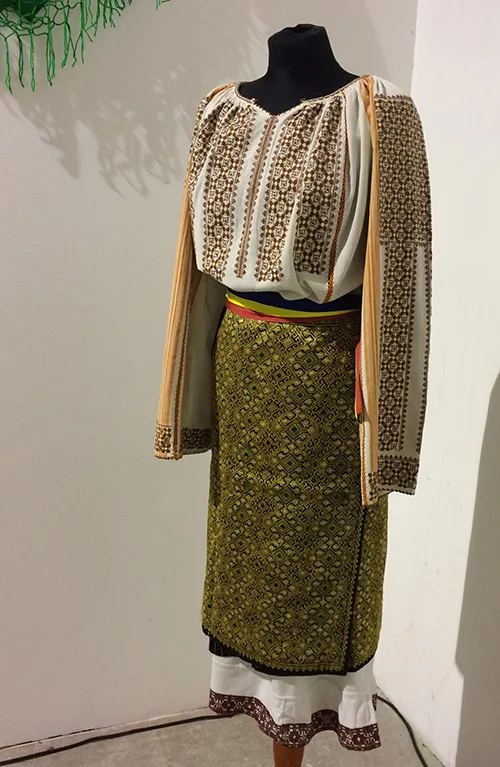 Romanian folk clothing. Hand-woven and hand-embroidered garments (+ photos)