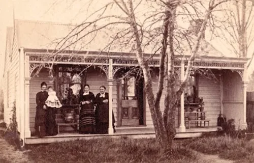 19th-century clothing depicted in old photos