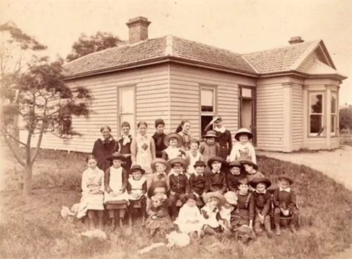 19th-century clothing depicted in old photos