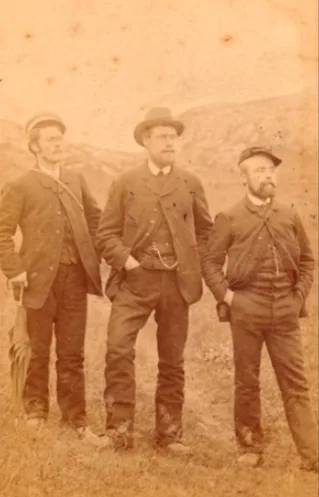 19th-century clothing depicted in old photos