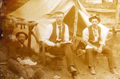 19th-century clothing depicted in old photos