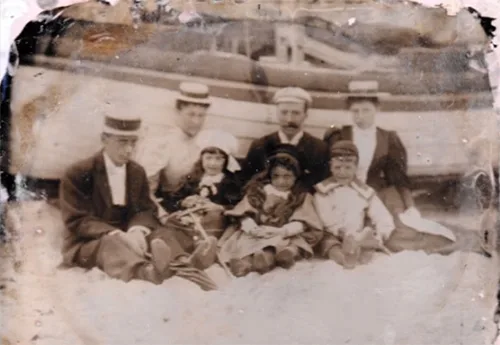 19th-century clothing depicted in old photos