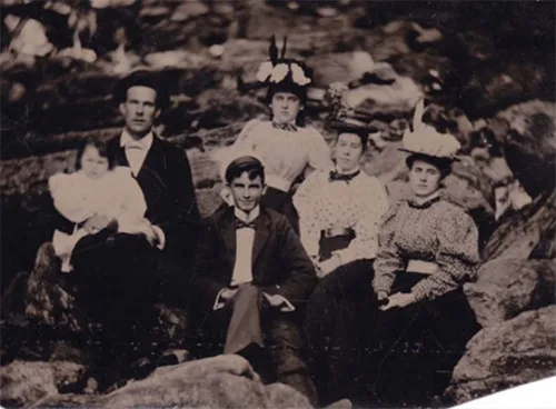 19th-century clothing depicted in old photos
