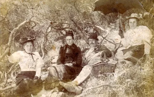 19th-century clothing depicted in old photos