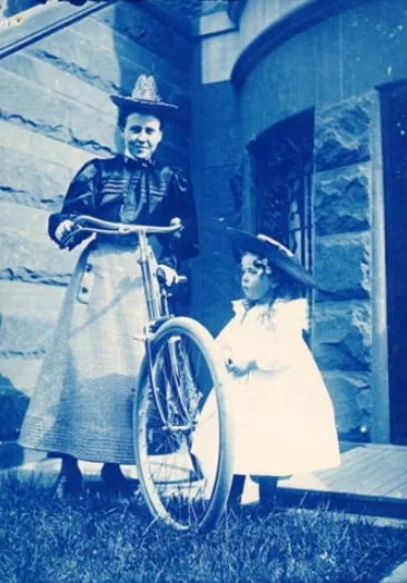 19th-century clothing depicted in old photos