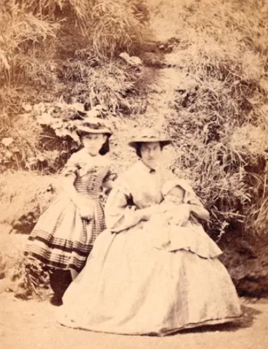 19th-century clothing depicted in old photos