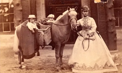 19th-century clothing depicted in old photos