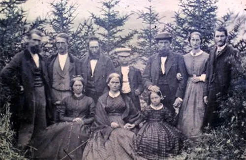 19th-century clothing depicted in old photos
