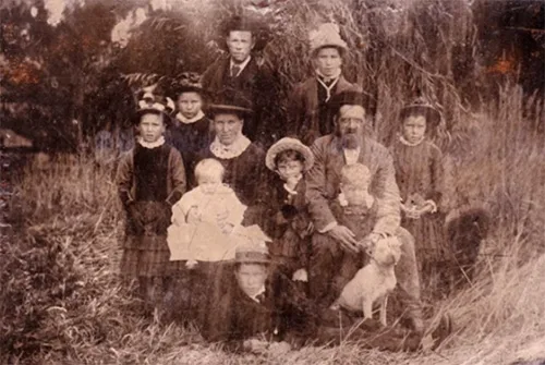 19th-century clothing depicted in old photos