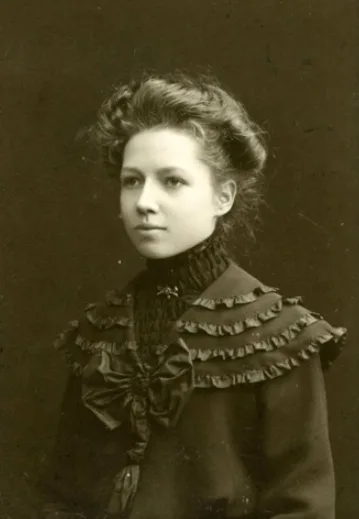 Vintage photos of Edwardian-era women. Stylish hairdos and clothing of 1890s-1918s