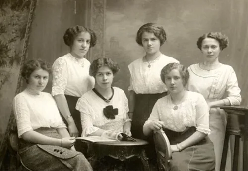 Vintage photos of Edwardian-era women in period-accurate clothing