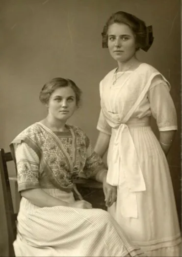 Vintage photos of Edwardian-era women in period-accurate clothing